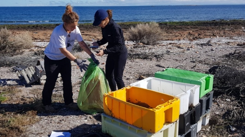 El ministerio de ambiente participó del censo costero de residuos en islas frente a Camarones