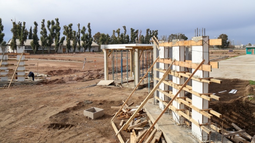Construyen el portal de ingreso y estacionamiento en la Ciudad Deportiva
