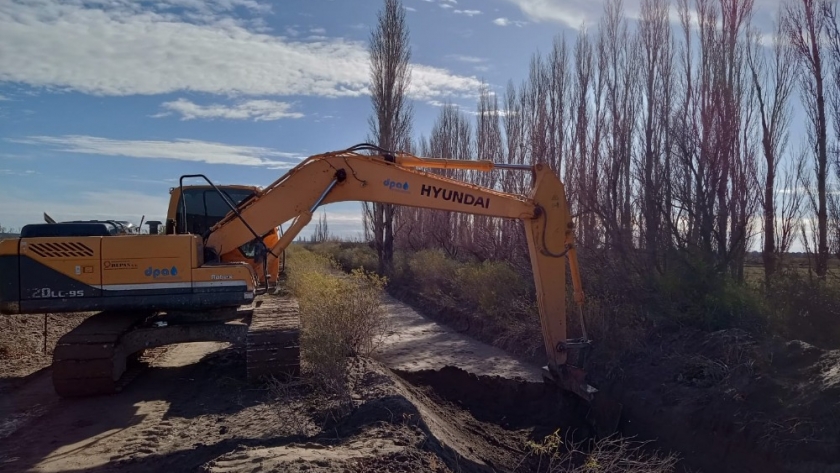 Río Negro: Realizan tareas de mantenimiento en el Sistema de riego de Peñas Blancas