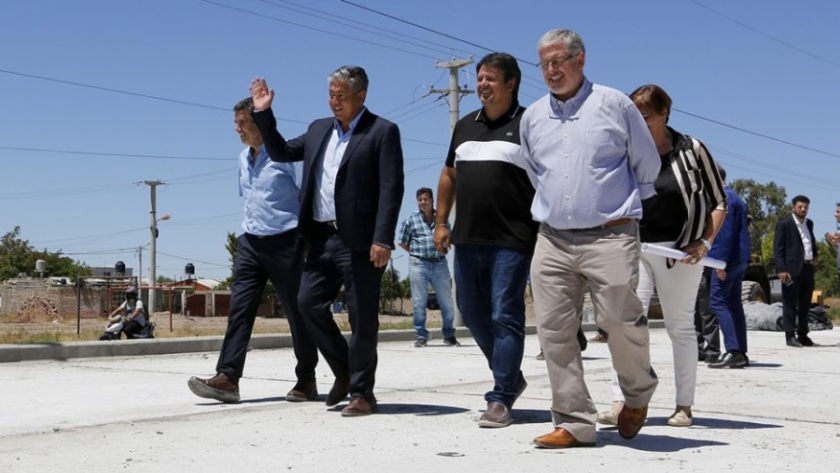 Rolando Figueroa y Mariano Gaido recorrieron la obra de entubamiento del canal Necochea