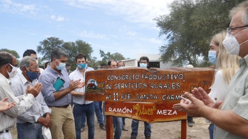 "Queremos que la tierra sea de quien la trabaja", dijo Capitanich tras encabezar inauguraciones y entregar maquinaria en Castelli y Villa Río Bermejito