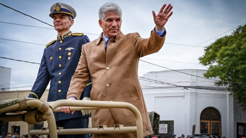 El frío no logró apagar el espíritu de Mayo que emanó el desfile por las calles de San Luis