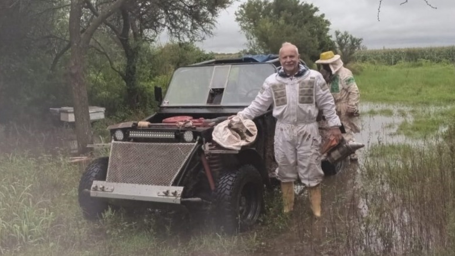 Del tambo a la miel: cuatro décadas dedicadas a las abejas