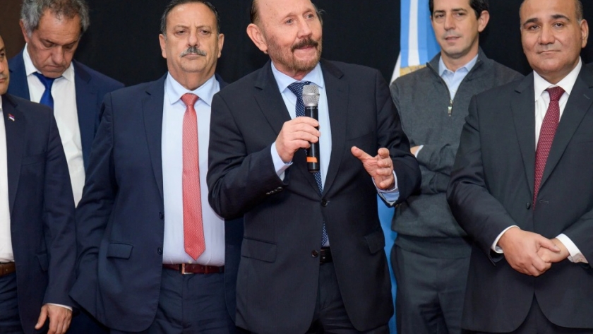 Funcionarios nacionales y gobernadores felicitan a Insfrán ante inminente triunfo