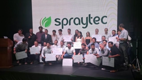 Primeros egresados de la Escuela de Negocios Spraytec