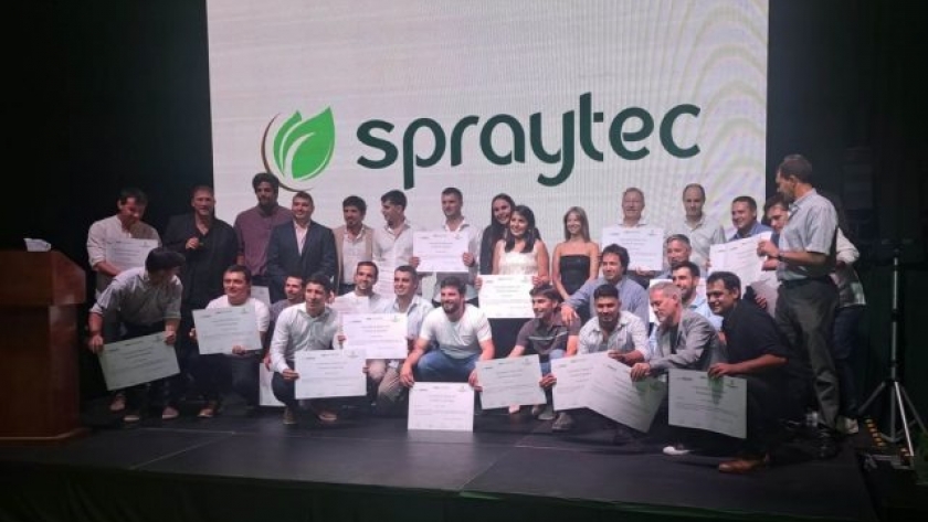 Primeros egresados de la Escuela de Negocios Spraytec