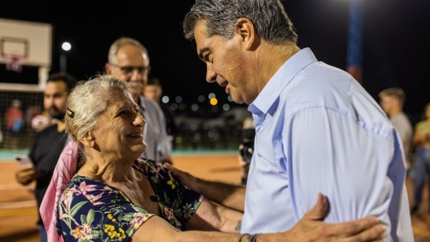 Más obras para la comunidad: Capitanich inauguró 12 cuadras de pavimento urbano y un playón deportivo techado en Colonia PopularColonia Po