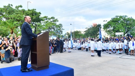 El Gobernador encabezó el acto por el Día de la Bandera en el mástil municipal
