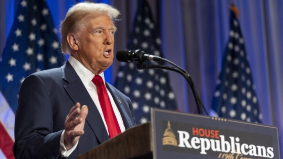 Wall Street abre en rojo tras anuncio de aranceles de Trump a Europa y México