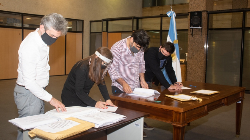 Ambiente recibió las ofertas para la adquisición de camiones compactadores de residuos
