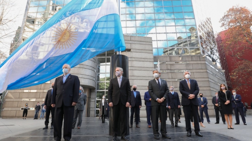 Solá: “El Gobierno nacional ratifica la Cuestión Malvinas como un tema prioritario de la política exterior argentina sobre el que existe un mandato constitucional”