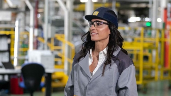 Gabriela Sabatini visitó Renault en Córdoba para celebrar los 70 años de la planta