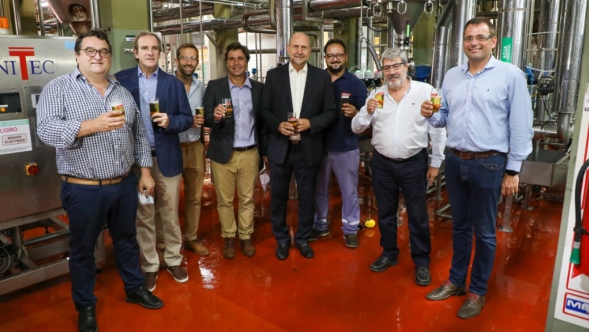 Omar Perotti visitó la planta de producción de la Cervecería Santa Fe en la ciudad capital
