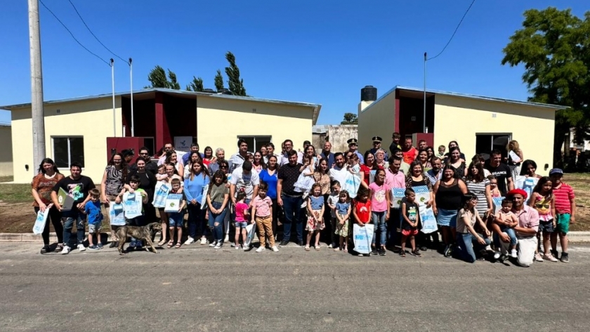 Entregaron 18 viviendas a familias de Miguel Riglos