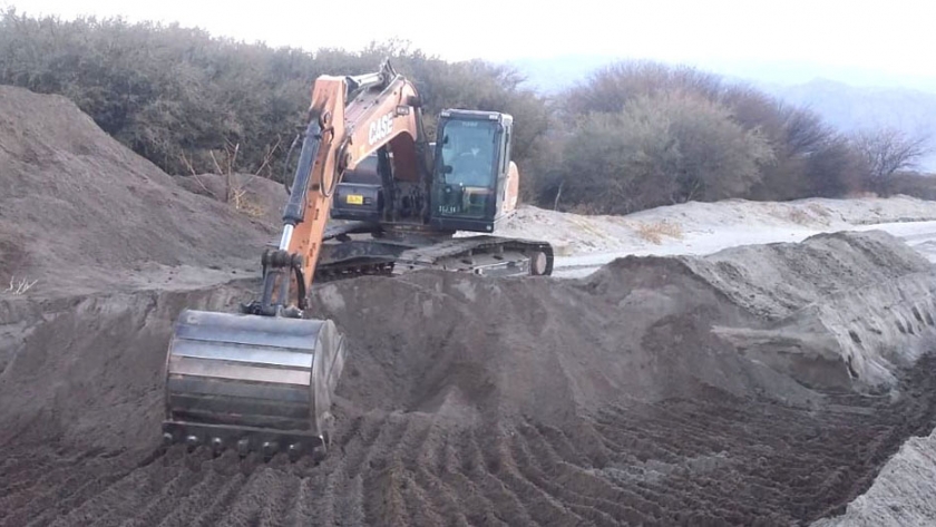 Avanza la limpieza y encauzamiento del río Chuscha en Cafayate