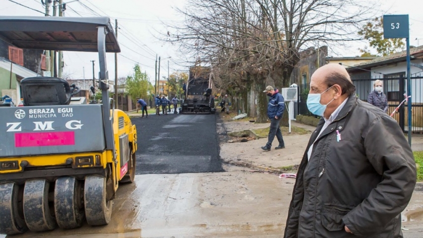 Mussi recorrió obras de bacheo en barrios de Berazategui