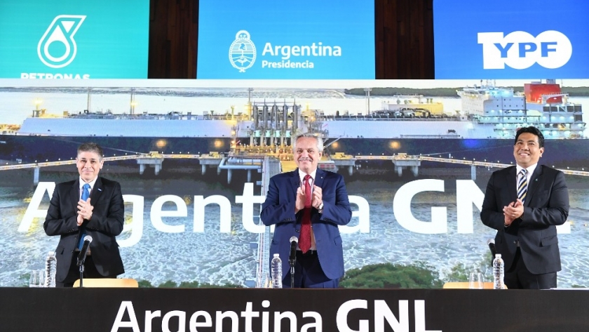 El presidente anunció un acuerdo entre YPF y Petronas para desarrollar una planta productora de GNL que cambiará la matriz energética del país