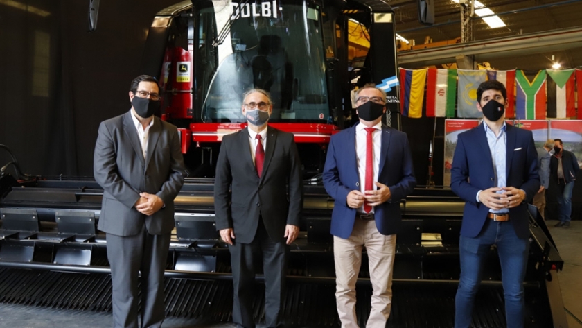 De Santa Fe al mundo Costamagna participó de la presentación de una nueva cosechadora de algodón autopropulsada