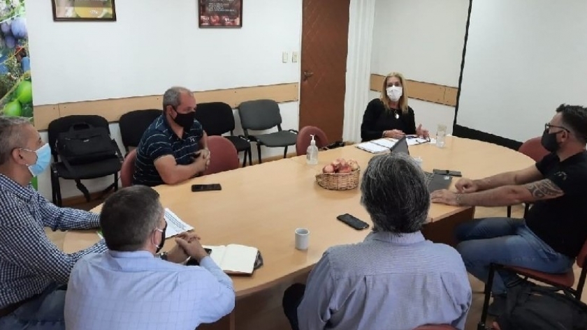 Producción y Agroindustria trabajan en la incorporación de alimentos en canales de comercialización