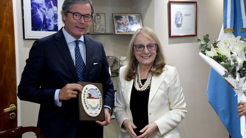 Alicia se reunió con el embajador de Canadá