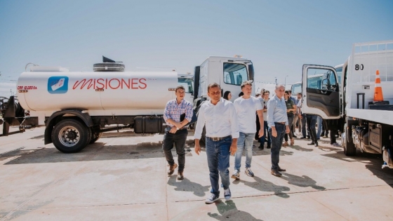 Herrera Ahuad encabezó la entrega de una nueva flota de camiones a municipios misioneros