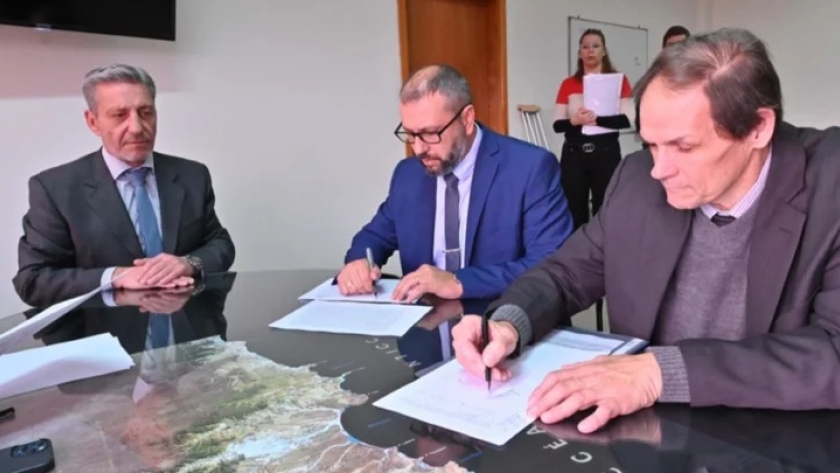 Arcioni firmó convenios con las Cooperativas de Trelew y Puerto Madryn por más de 122 millones de pesos