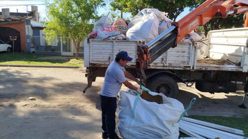 Recolección de desperdicios mayores y restos verdes en distintos barrios de la ciudad