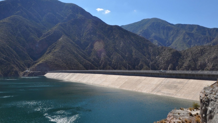 Por tareas de limpieza de sedimentos se abrirán las compuertas del dique Potrerillos