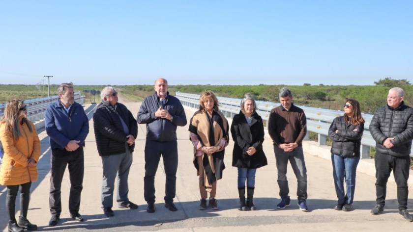 Perotti inauguró el nuevo puente sobre el arroyo el cinco en Florencia