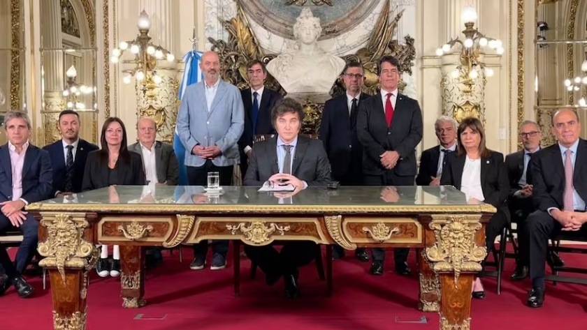Javier Milei dispuso por decreto una masiva reforma de leyes y regulaciones económicas