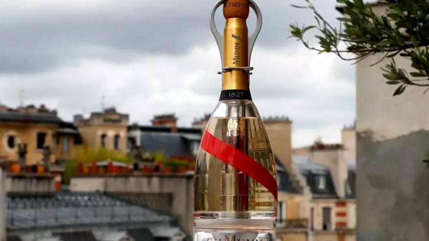 Champagne: botella lista para volar al espacio