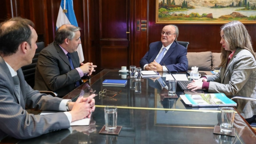 Mendiguren trabaja con el sector automotriz y autopartista para aumentar la integración nacional de los vehículos fabricados en el país