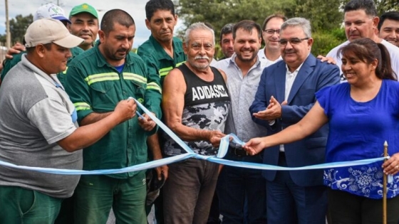 El gobernador Jalil y el intendente Menecier inauguraron asfaltado en La Merced