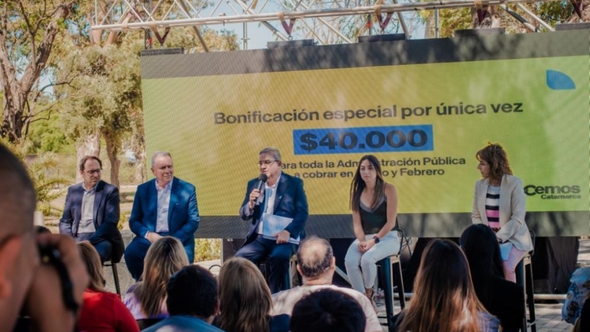 Raúl anunció un paquete de mejoras salariales para la administración pública