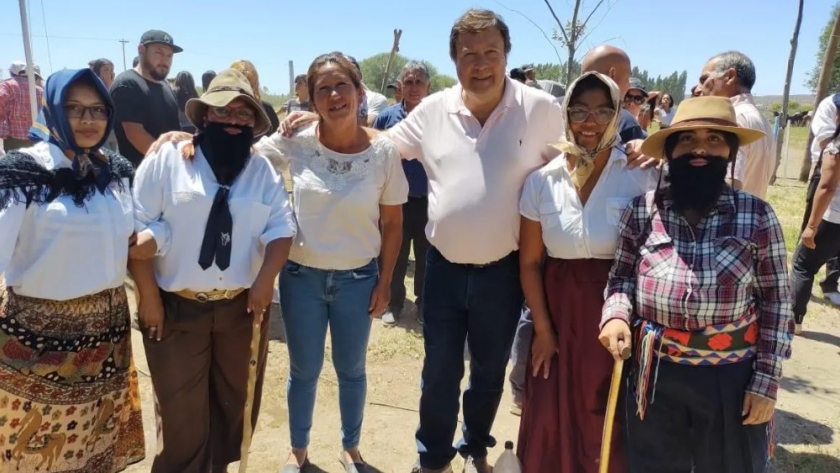 Weretilneck junto a vecinos en la celebración del aniversario de Naupa Huen
