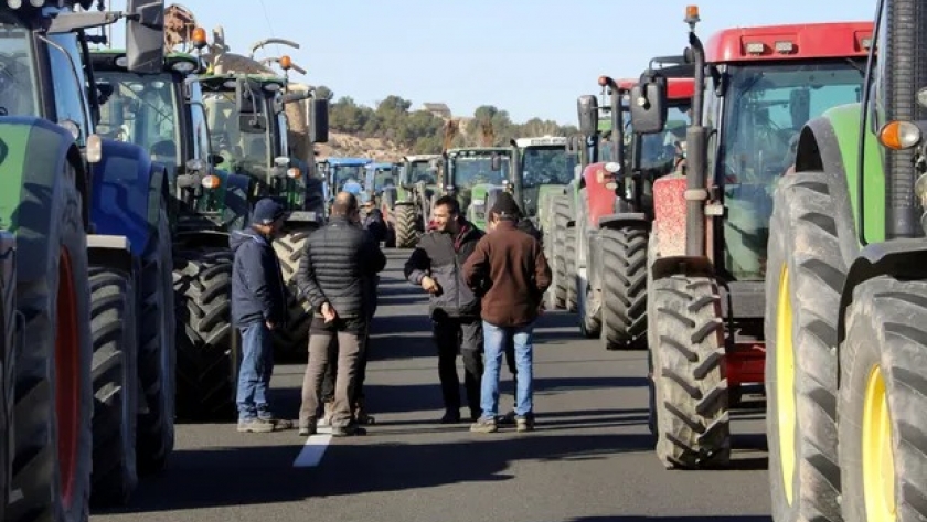 Productores europeos volvieron a cortar rutas en reclamo por la importación de alimentos Se dio en las fronteras de España con Francia; fueron más de diez cortes en diferentes arterias que complicaron el tránsito