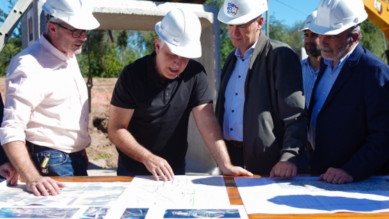 Llaryora y Passerini supervisaron el avance de obra de un desagüe que beneficiará a 190 mil vecinos