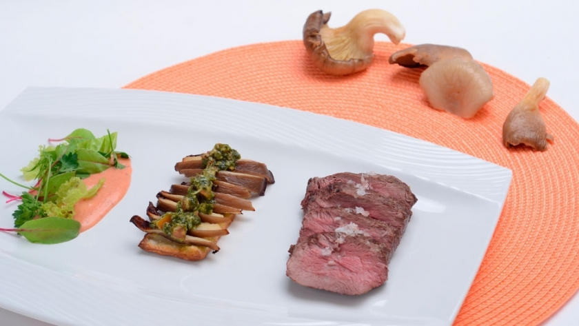 Choique a la plancha, tartín de girgolas y piñones; ensaladilla de verdes y vinagreta de frambuesa