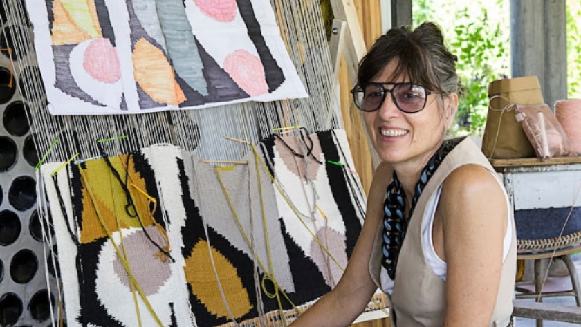 Una casa con alma: diseño, reciclaje y arte en clave textil frente al río