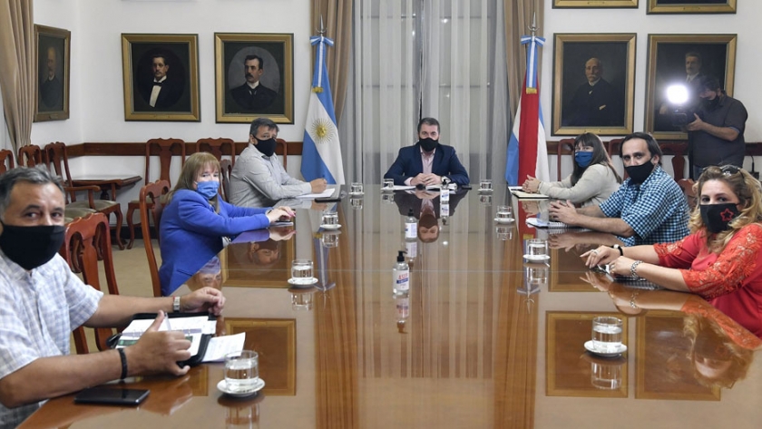 La provincia mejoró la propuesta a los gremios estatales