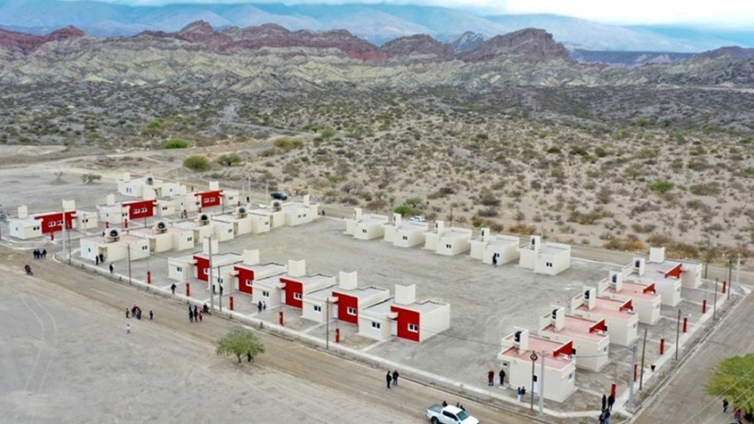 Raúl Jalil  y el equipo de Gobierno entregaron viviendas e inauguraron obras en Santa María