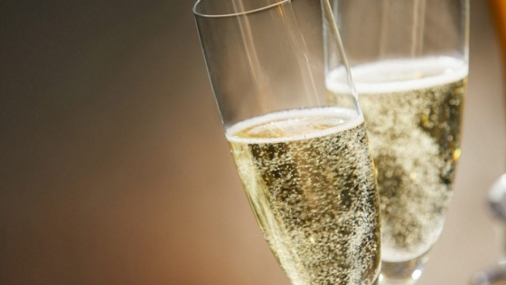 Champagne y sidra: dos delicias burbujeantes para diferentes ocasiones