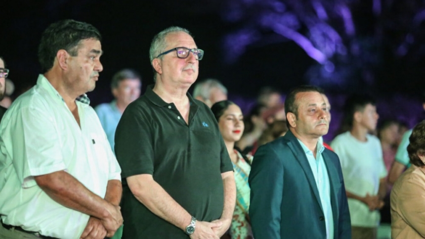 Miles de feligreses celebraron la misa popular de las Misiones frente al histórico portal de la reducción de San Ignacio