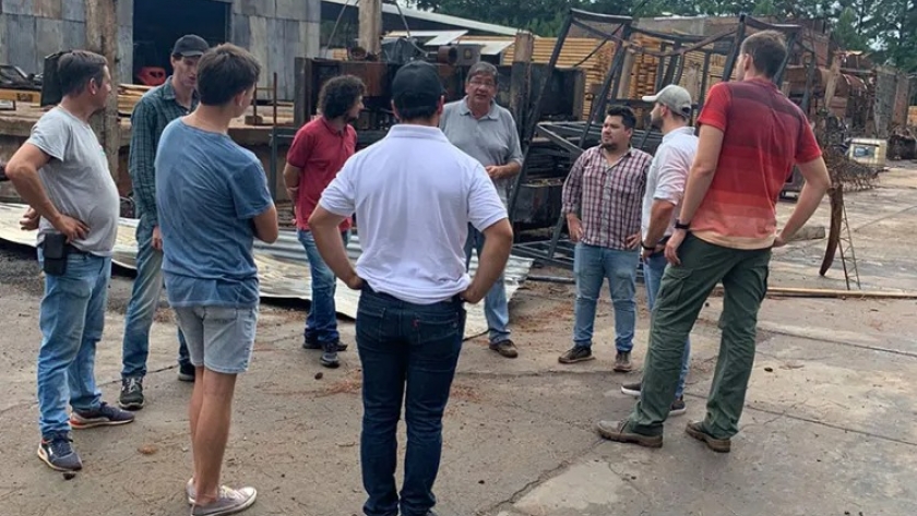 Jóvenes madereros iniciaron la agenda de visitas a industrias para fortalecer su formación en el negocio