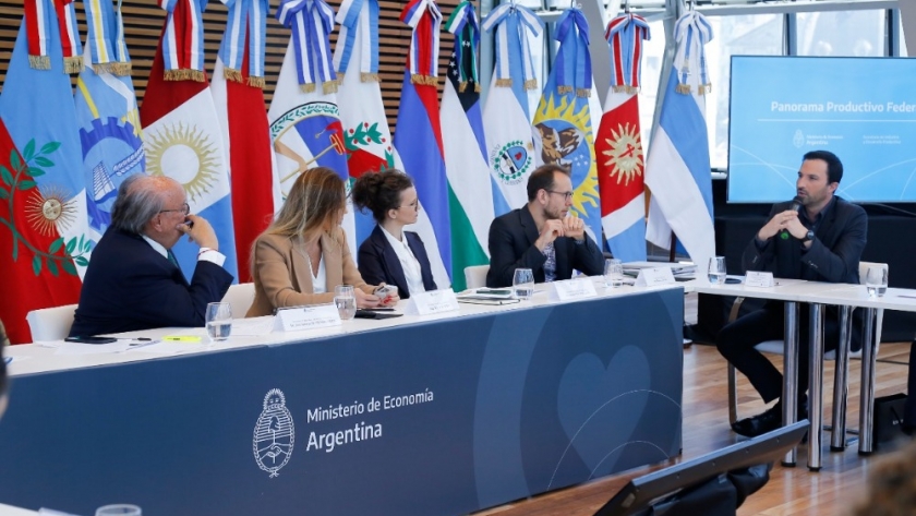 El ministro Álvarez participó de un encuentro convocado por Massa