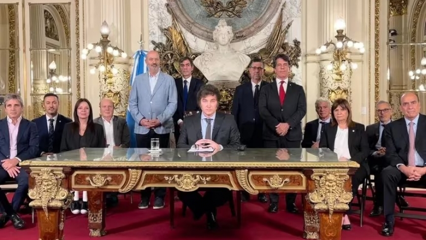 Una cuestión de forma más que de fondo: destacados constitucionalistas analizan el DNU de Javier Milei que desregula la economía