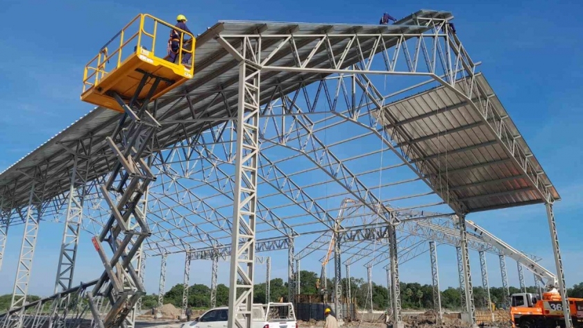 Con mano de obra formoseña avanza la construcción de la planta biosiderúrgica