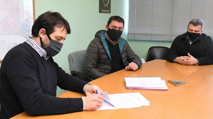 Firmaron contrato para la obra de acceso a colectora de la Ruta 34