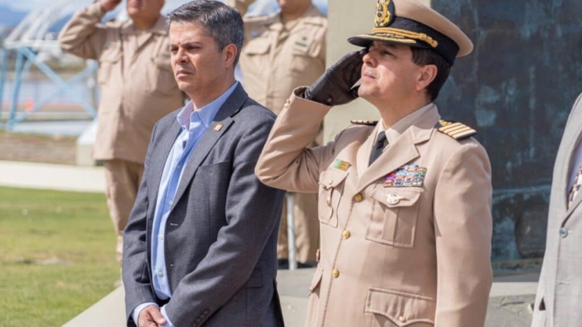 Gobierno participó de la ceremonia del arriado e izado del pabellón nacional en la Plaza Islas Malvinas