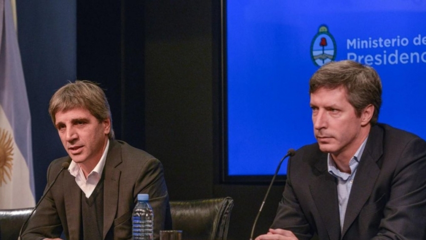 Con tasas más altas, el Gobierno busca frenar la presión cambiaria y enfrenta vencimientos récord en agosto